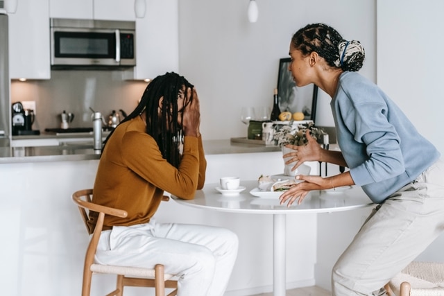 Un couple se disputant