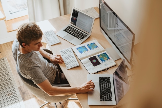 Personne effectuant un télétravail